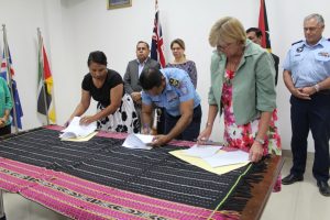 Diretora PNDS, Dulce Guterres Junior hamutuk ho Komandante Geral PNDS, no Embaisadora Nova Zelandia Asina akordu Tekniku Implementasaun