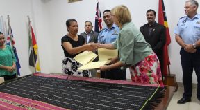Diretora PNDS, Dulce Guterres Junior Entrega Dokumentos Akordu ba Embaisadora Nova Zelandia Vicki Poole, hafoin asina akordu Tekniku