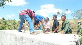 S.Excia ministru Administrasaun Estatál, Dr. Valentim Ximenes ho ekipa PNDS halo vizita ba Sistema Be’e Mos iha Suku Gariuai, Aldeia uiabiana, Munisipiu Baucau.