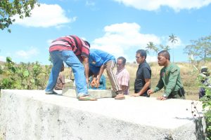S.Excia ministru Administrasaun Estatál, Dr. Valentim Ximenes ho ekipa PNDS halo vizita ba Sistema Be’e Mos iha Suku Gariuai, Aldeia uiabiana, Munisipiu Baucau.