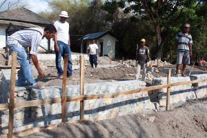 Engineiru Nasional hamutuk ho Sosial Nasional orinta hela badean sira iha suku Ogues, Postu Maukatar, Munisipiu Covalima atu halo tuir dezenhu kontrusaun uma OPS