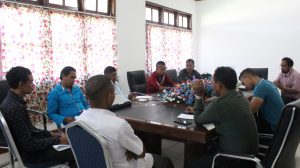 Ekipa konjuta husi Sekretariadu Tékniku PNDS husi Munisípiu Lautem no Assesor husi agency Cardno hala’o enkontru konsultasaun ba objetivu monitorizasaun husi ekipa Nasional.