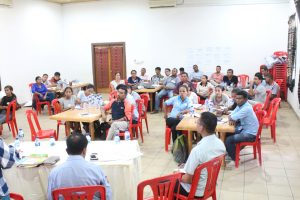 Partisipante treinamentu fasilitador World Vision rona hela aprezentasaun Diretora PNDS