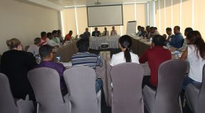 Partisipante husi ST.PNDS ho funsionariu husi Edukasaun rona hela intervensaun Diretora PNDS