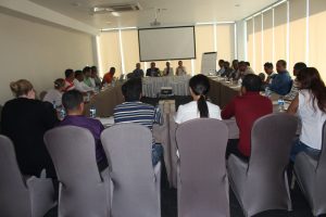Partisipante husi ST.PNDS ho funsionariu husi Edukasaun rona hela intervensaun Diretora PNDS