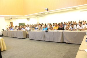 Partisipante Treinamentu rona hela intervensaun husi Diretora PNDS, Dulce Guterres Junior konaba implementasaun fatin halimar