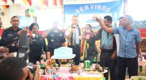 Diretor Interino PNDS Nasional Secondino Moreira no Autoridade Lokal sira koa kek simbolu inagurasaun OPS iha suku Leolima, Munisipiu Ainaro