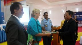 Diretora PNDS, Dulce Guterres Junior, Entrega Livru Relatori Final Uma OPS ba Vice Ministru da Administrasaun Estatal, Embasadora Nova Zelandia no Komandante Geral PNTL.