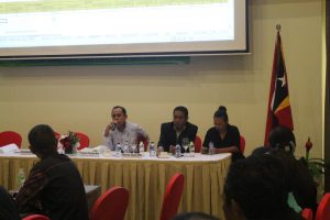 Partsipante Sira Antusiasmu rona Intervensaun Husi Asessor Prinsipal Ministeriu Administrasaun Estatal, Senhor Tomas do Rosario Cabral , iha Salaun Suai Room, Timor Plaza, Dili.