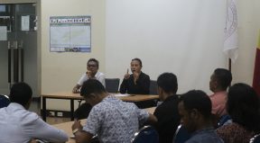 Diretora PNDS Nasional, Dulce Guterres Junior, hala'o intervensaun ba partisipante sira iha Treinamentu Refreshing iha Salaun Eks Finansas, Dili.