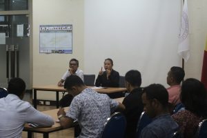 Diretora PNDS Nasional, Dulce Guterres Junior, hala'o intervensaun ba partisipante sira iha Treinamentu Refreshing iha Salaun Eks Finansas, Dili.