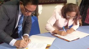 Vice Ministro MAE, Abilio Jose Caetano hamutuk ho Ministra Educasaun Jovenrude no Desportu, Dulce de Jesus aina akordu implementasaun Uma Eskola sia