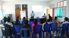 Fasilitador Tekniku, Sosial no Finansa husi Munispiu Aileu rona aprezentasaun materia sosial nia husi Senior Sosial Nasional, Filipe Cardoso