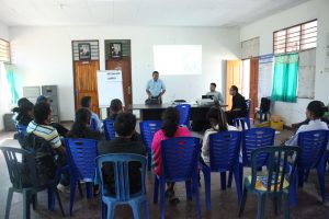 Fasilitador Tekniku, Sosial no Finansa husi Munispiu Aileu rona aprezentasaun materia sosial nia husi Senior Sosial Nasional, Filipe Cardoso