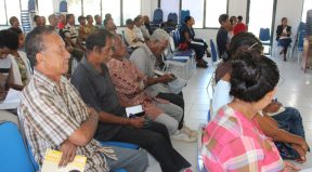Fornesedor no Emprejario Lokal husi Munisipiu Baucau rona hela aprezentasaun konaba prosesu aprovizionamentu husi Tekniku PNDS