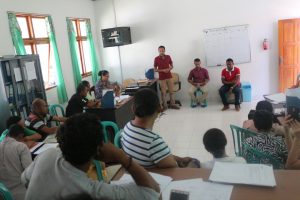 Diretor Delegasaun PNDS, Manatuto, Lucio Julio Guterres ensera treinamentu iha Munisipiu Manatutu
