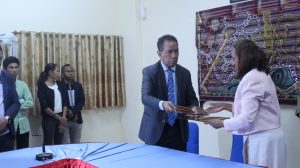 Vice Ministro MAE no Ministra Educasaun Joventude no Desportu entrega dokumentu MoU hafoin asina husi parte rua