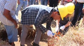 Vice-Ministro Administrasaun Estatal, Abilio Jose Caetano Akompanha husi Erin Gleeson Reprezentante Embaixador Australia iha Timor-Leste Lanca Primeira Pedra ba Irigasaun Blae Buci Aben