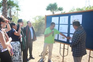 Ekipa Engeneiru PNDS Munisipiu Dili, Hala'o Esplikasaun Kona-ba Perfurasaun Be’e Mos ba Vice Ministru MAE, Embasador Australia no partisipante iha Aldeia Akanunu.