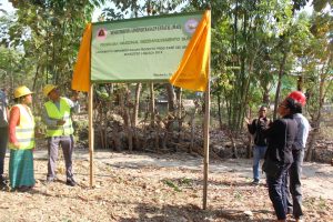 Kuadru Projetu ba Rehabilitasaun no Konstrusaun Estrada iha Suku Maumeta Ofisialmente loke Husi Reprezentante Vise MAE, Edgar Sequeira Martins no Diretora Nasional Programa PNDS Dulce Guterres Junior.