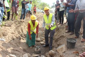 Reprezentante Vise MAE, Edgar Sequeira Martins Akompanya Husi Komunidade Suku Maumeta Lanca Premeira Pedra ba Rehabilitasaun no Konstrusaun Estrada.