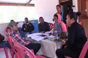 Diretora PNDS, Dulce Guterres Junior esplika hela objektivo monitorizasaun konjunta konaba ezekusaun orsamento implementasaun faze 3 siklu 2 iha Suku Maulau, Postu Maubisse, Munisipiu Ainaro