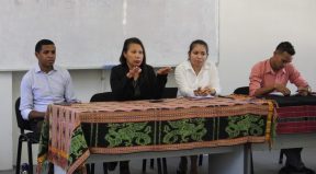 Diretora Nasional PNDS, Dulce Guterres Junior, Hala'o Avertura Treinamentu ba Ekipa Fasilitador Postu Konaba Maneira Komunikasaun Efectivu no Servisu Ekipa iha Salaun Treinamentu CNFP, Tibar.