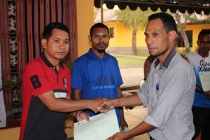 Diretur Nasional ST-PNDS interino, Fortunato Godinho Amaral, Entrega Sertifikadu Treinamentu Konaba Espesialidade Operasaun no Manutensaun Bomba Be’e Eletrica ba Partisipante Sira.