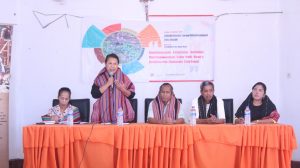 Diretora PNDS Nasional , Dulce Guterres Junior hHala'o Intervensaun iha Seminariu konaba kontribuisaun Programa Nasionál Dezenvolvimentu Suku Hodi Hasa’e Rendimentu Ekonomia Feto.