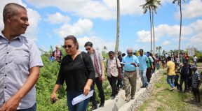 Diretora PNDS Nasional Dulce Guterres Junior Hamutuk ho Partsipante sira Direitamente Vizita Irigasaun Be'e ba Natar iha Aldeia Liabala, Suku Uato-haco.
