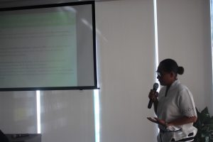 Pontu Fokal ba Jeneru Inkluzaun Sosial, Vitoria Da Costa Gomez, Hala'o Aprezentasaun iha Workshop JIS iha Salaun Timor Plaza.