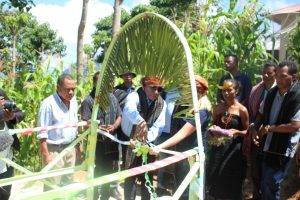 Vice Ministro Administrasaun Estatal, Abilio Jose Caetano Akompanha husi Reprezentante Embaxador Australia Erin Aleeson, Ofisialmente Tesi Fita Simbolu Inaugura Be'e Mos iha Suku Atara.