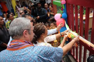 Ministra Edukasaun, Joventude no Desportu, Vice Ministru Administrasaun Estatal Akompanha Husi Embaxador Nova Zelandia Tesi Pita iha Inaugurasaun Fatin Halimar iha Escola Pre-Eskolar Nosa Senhora Peregrinasaun 1987 Clacuc.