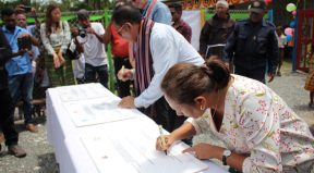 Ministra Edukasaun, Joventude e Desportu no Vise Ministru Administrasaun Estatal Asina Plaka Fatin Halimar Pre-Eskolar Nosa Senhora Peregrinasaun 1987 Clacuc.