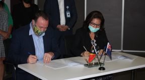 Vice Ministra das Finansas, Sara Lobo hamutuk ho Embaisador Australia Peter Robert Asina Akordu Apoiu husi Governo Australia, iha Edifisiu MOF, Aitarak Laran Dili
