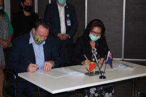 Vice Ministra das Finansas, Sara Lobo hamutuk ho Embaisador Australia Peter Robert Asina Akordu Apoiu husi Governo Australia, iha Edifisiu MOF, Aitarak Laran Dili
