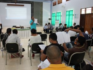 Partisipante sira rona hela introdusaun balun husi asesor tekniku konaba kestaun tekniku nian