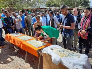 Directora Nasional PNDS, Dulce Guterres Junior hamutuk ho Administrador Munisipiu, Postu no Suku Asina Plaka simbolu inaugurasaun ba projetu hotu ne'ebe PNDS konstrui iha Postu Laclo, Manatuto