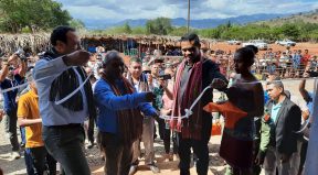 Ministru Administrasaun Estatal, DR. Miguel de Carvalho akompanha husi Ministru Edukasaun, Embaisador Australia koa Pita simbolu inagurasaun Projetu PNDS iha Suku Laku Mesak, Postu Laclo, Munisipiu Manatuto