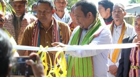 Presidente Autoridade Munisipal Ermera, akompanha husi Reprezentante Sekretariado Tekniku PNDS, koa Pita simbolu inaugurasaun projetu estrada iha Suku Humboe, Munisipiu Ermera