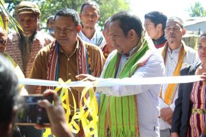 Presidente Autoridade Munisipal Ermera, akompanha husi Reprezentante Sekretariado Tekniku PNDS, koa Pita simbolu inaugurasaun projetu estrada iha Suku Humboe, Munisipiu Ermera