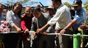 Vice-Ministru Administrasaun Estatal Lino de Jesus Torrezão Tesi Pita Simbolu Inaugurasaun Be' Mos iha Beremana, Postu Turiscai, Munisipiu Manufahi.