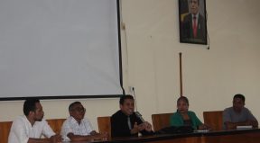 Ministru Administrasaun Estatal, Dr. Miguel Pereira de Carvalho, fo Orientasaun ba Diretor/a no Fungsiunariu PNDS Tomak iha Enkontru Mensal Nivel Nasional iha Salaun Enkontru CNE, Dili.