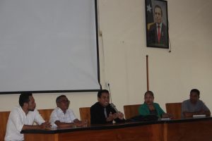 Ministru Administrasaun Estatal, Dr. Miguel Pereira de Carvalho, fo Orientasaun ba Diretor/a no Fungsiunariu PNDS Tomak iha Enkontru Mensal Nivel Munisipiu iha Salaun Enkontru CNE, Dili.