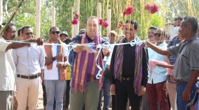 Embaxador Australia Pieter Robert Akompanha Husi Ministru da Administrasaun Estatal Simbolu Tesi Pita Simbolu Inaugurasaun Be'e Mos iha Aldeia Baulok, Suku Dare, Munisipiu Dili.