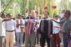 Embaxador Australia Pieter Robert Akompanha Husi Ministru da Administrasaun Estatal Simbolu Tesi Pita Simbolu Inaugurasaun Be'e Mos iha Aldeia Baulok, Suku Dare, Munisipiu Dili.