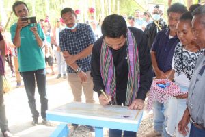 Ministru Administrasaun Estatal, Dr. Miguel Pereira de Carvalho, Ofisialmente Asina Plaka iha Inaugurasaun Be'e Mos iha Aldeia Baulok, Suku Dare, Munisipiu Dili.