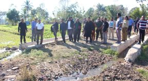 Ministru Administrasaun Estatal, Dr. Miguel Pereira de Carvalho Vijita Projeitu estrada Rural Ne'ebe Implementa Husi PNDS iha Suku Ritabou.
