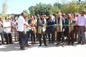 Ministru Administrasaun Estatal, Dr. Miguel Pereira de Carvalho, Akonpanya Husi Presidente Autoridade Munisipal Bobonaro no Diretora Actual PNDS NAsional no Komunidade Suku Ritabou Simbolu Tesi Pita Inaugurasaun Projeitu Estrada Rural.