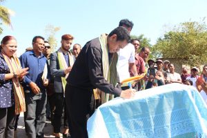 Ministru Administrasaun Estatal, Dr. Miguel Pereira de Carvalho, Ofisialmente Asina Plaka iha Inaugurasaun Projetu Estrada Rural iha Suku Ritabou, Postu Maliana Villa.